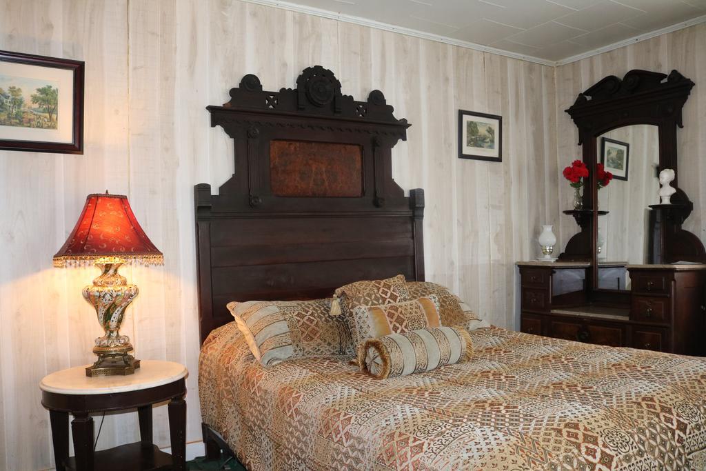 Colonial Inn Pine Hill Bagian luar foto